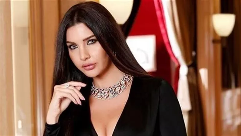 بدون بطانة.. لاميتا فرنجية تستعرض أنوثتها