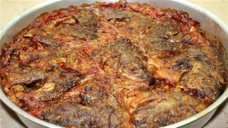 غير مكلفة.. مكونات وطريقة عمل صينية السمك البلطي (فيديو)
