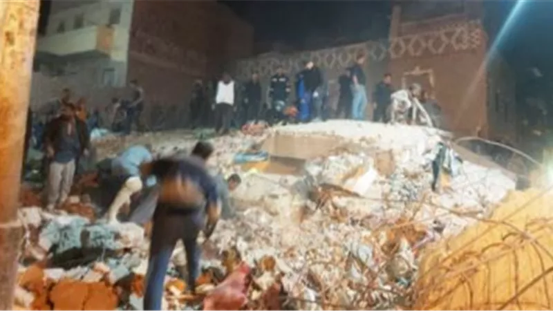 البحث عن أم وطفليها أسفل عقار أسيوط المنهار وإنقاذ 9 ناجين.. صور