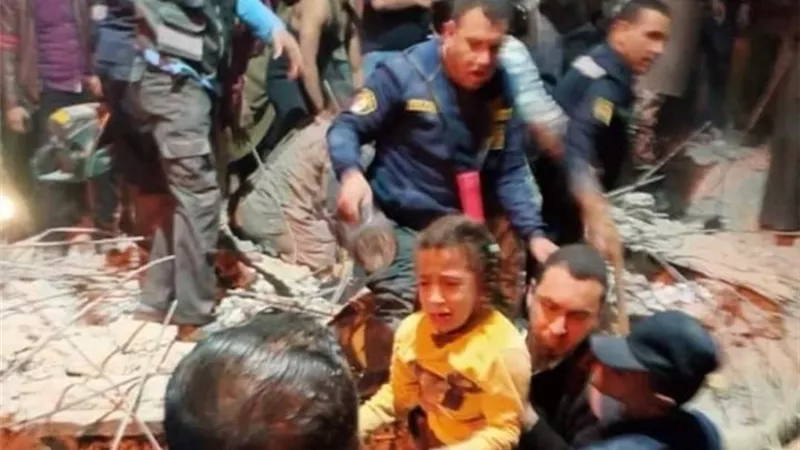 بالصور.. لحظة إنقاذ الطفلة «هالة» من تحت الأنقاض بأسيوط