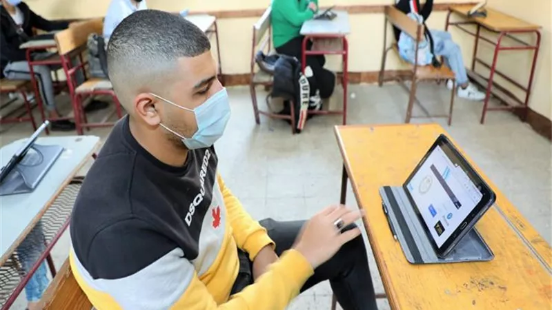 بنسبة 99 %.. طلاب 2 ثانوي يحضرون امتحان «الأحياء» و«الفلسفة»