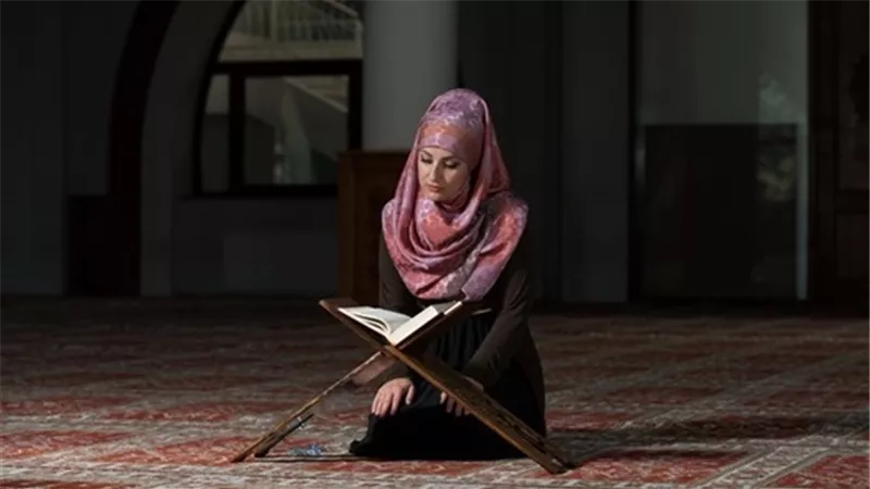 هل يجوز للمرأة قراءة القرآن دون ارتداء الحجاب؟.. «الإفتاء» تُجيب