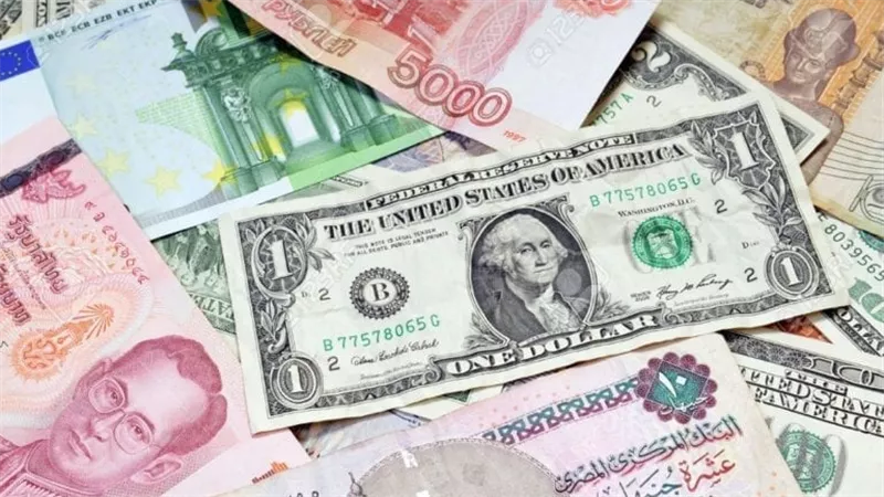 انخفاض أسعار العملات الأجنبية.. والدولار يتراجع قرشين