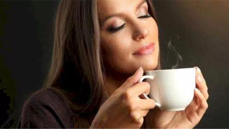 أبرزها الهلوسة.. أضرار الإفراط في شرب الشاي والقهوة.. فيديو