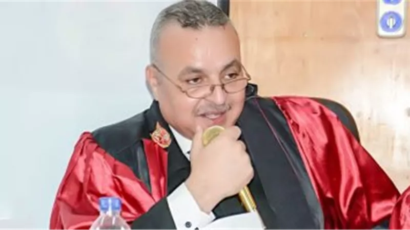 للمرة الأولى.. أستاذ جامعي يسمح لطالبات 