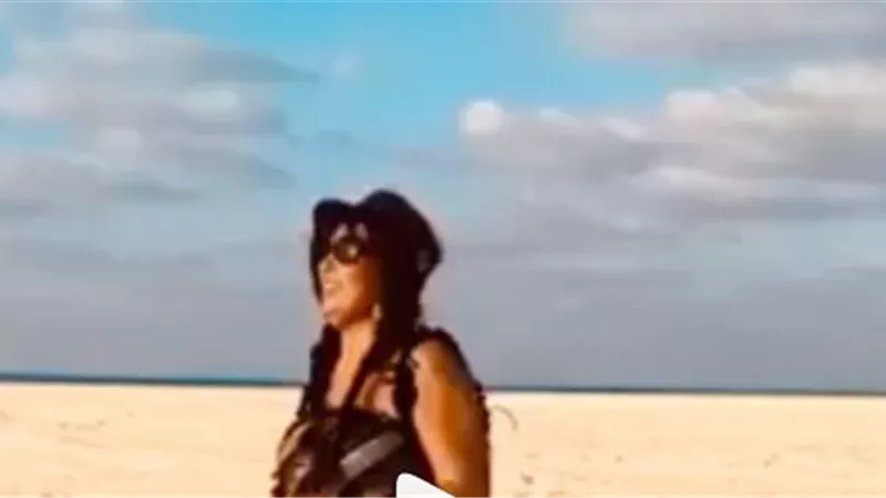 فيفي عبده تقفز بالهوت شورت في الصحراء 