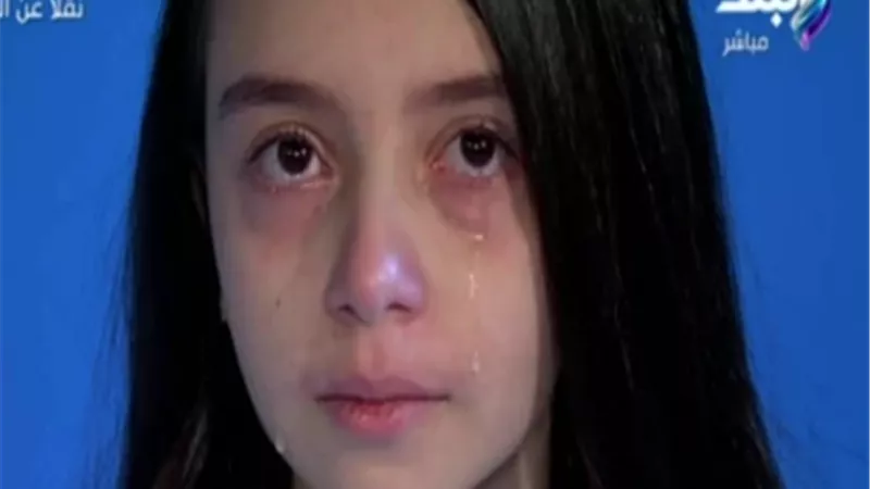 ابنة شهيد تنهار من البكاء أثناء تقديم عرض مسرحي في 