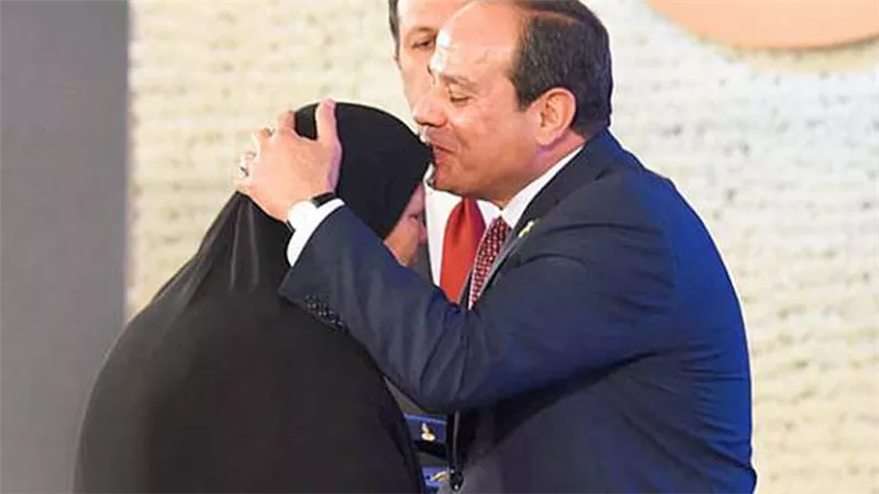 مشاهد إنسانية للرئيس السيسي أثناء تكريم أسر وأمهات الشهداء.. فيديو