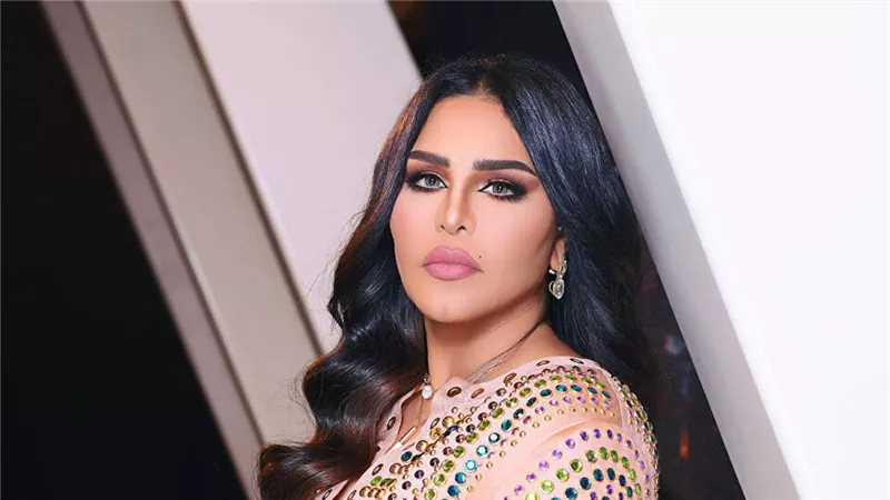 بعد غيابه.. «أحلام» تستقبل زوجها بأحضان مُلتهبة في المطار