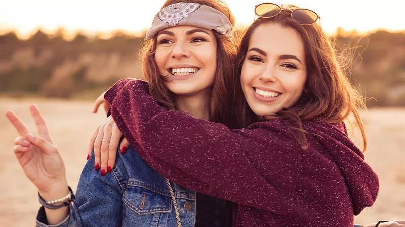 4 مواقف تكشف لك الصديقة الحقيقية.. تعرفي عليها 