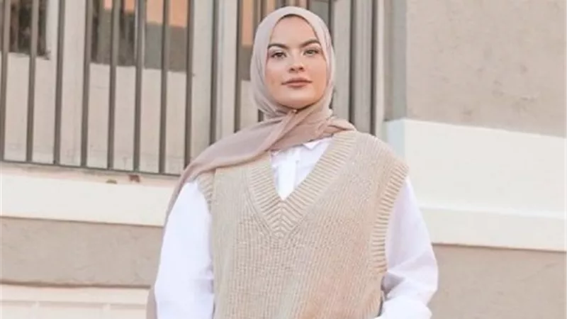 كيف تنسقين القميص الأبيض مع الحجاب؟.. خبيرة تجيب