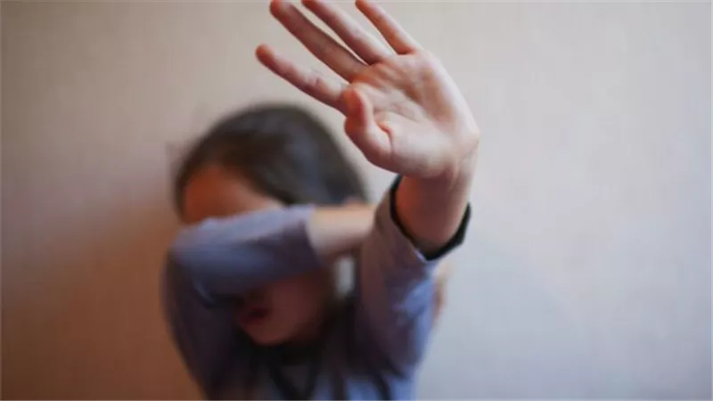 أب يعتدي على طفلتيه جنسيًا بأبو النمرس