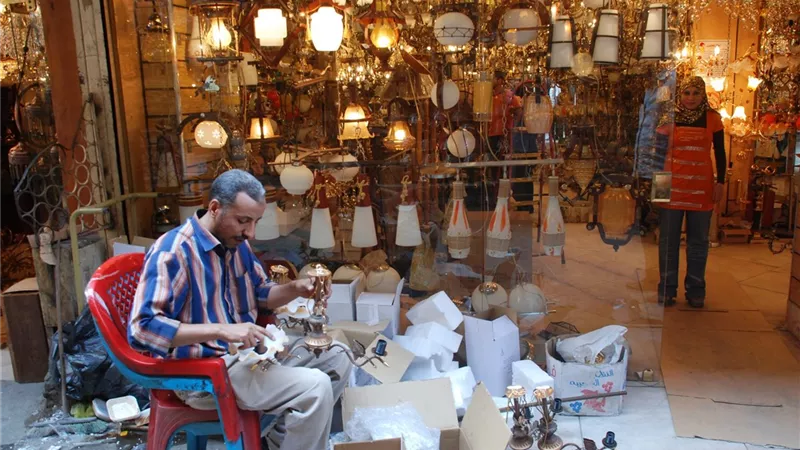 للعرائس.. نصائح مهمة قبل شراء النجف من «درب البرابرة»