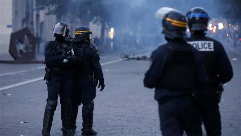الشرطة الفرنسية تفرض حالة الطوارئ في كاليدونيا الجديدة بعد أعمال العنف المثيرة 