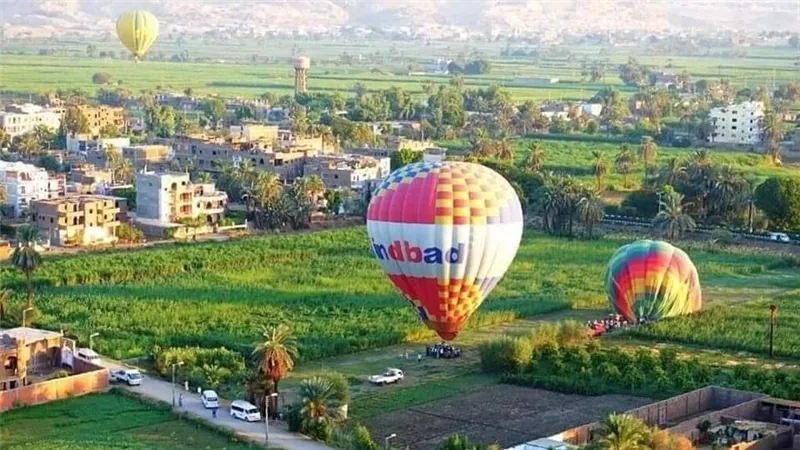 شاهدي 54 رحلة بالون طائر تغطي سماء الأقصر