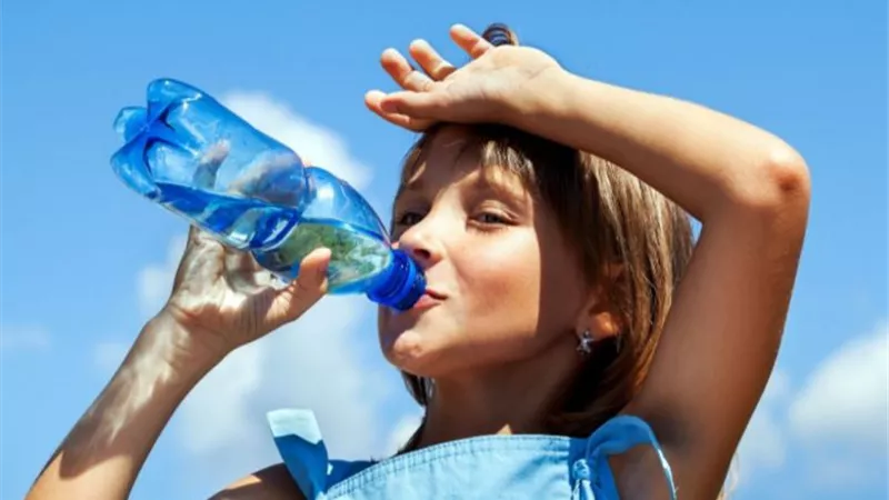  5 نصائح للحفاظ على صحة طفلك في الأجواء الحارة