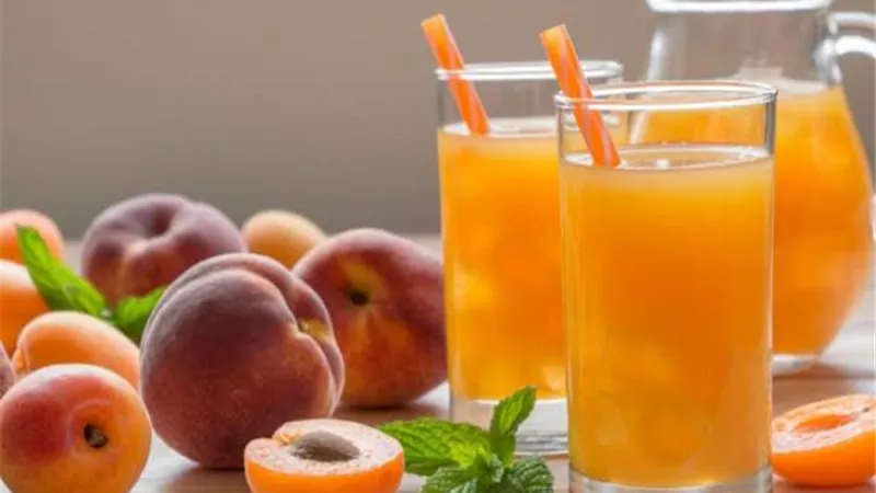 للتخلص من حر الصيف .. طريقة عمل عصير الخوخ المثلج المنعش اللذيذ 