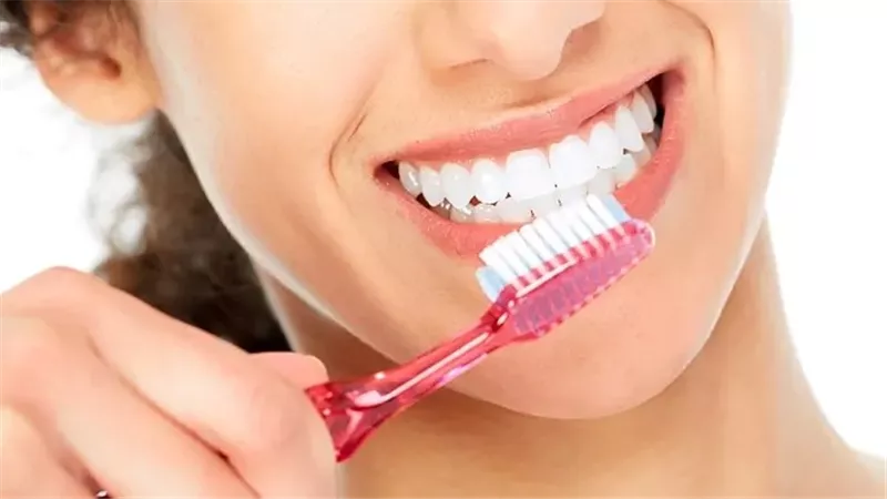 نصائح يجب مراعاتها أثناء تنظيف الأسنان بالفرشة