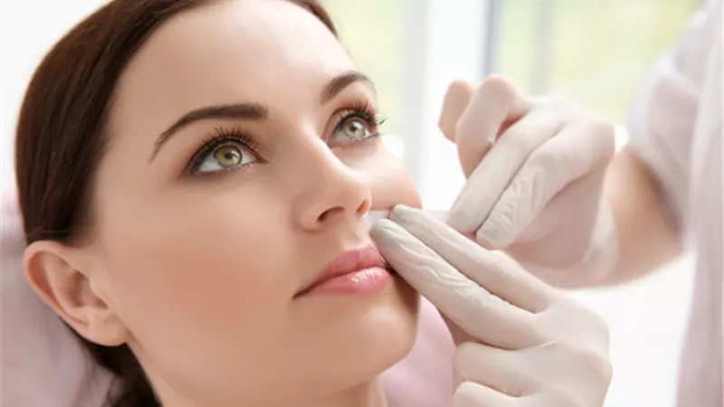 للجنس الناعم .. 5 طرق لإزالة شعر الشنب بدون استخدام الخيط