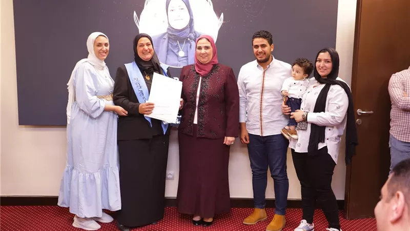 بالصور.. تكريم الأمهات المثاليات لعام 2024 وزيادة.. وزيادة المكافأة المخصصة لهن إلى 100 ألف جنيه