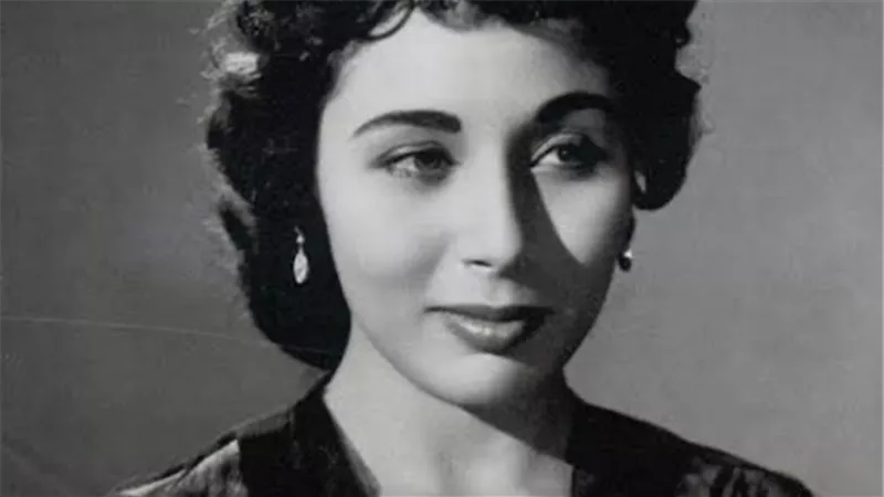 وفاة شقيقة الفنانة لبنى عبد العزيز اليوم
