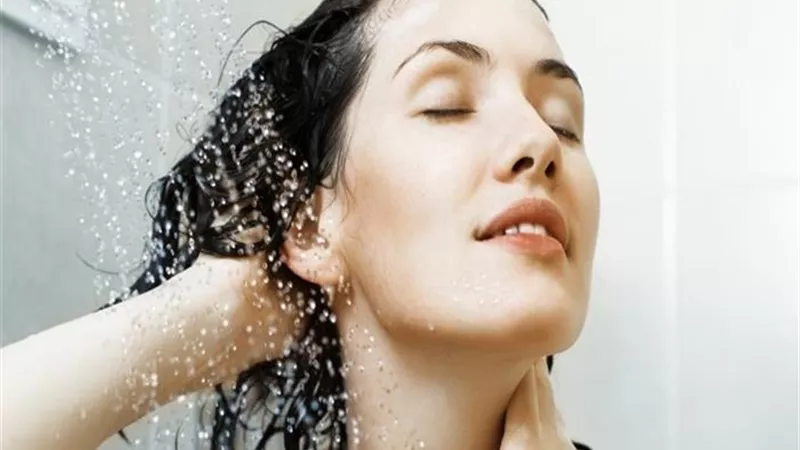 4 نصائح تجنبك تلف الشعر.. «لو بتستحمي كتير»