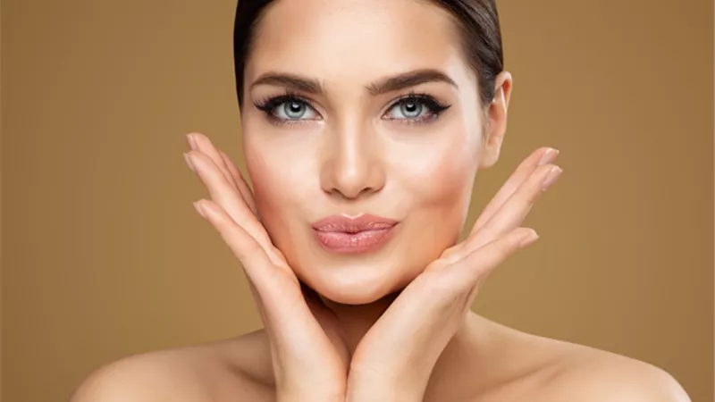 بعيدًا عن عمليات التجميل .. 3 وصفات طبيعية فعالة لشد البشرة
