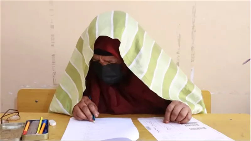رغم رسوبها العام الماضي.. مسنة بعمر 65 سنة تؤدي امتحانات الإعدادية 