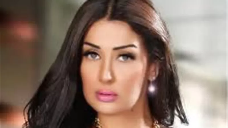 بباروكه وحذاء شتوي طويل.. غادة عبد الرازق تتألق بأحدث إطلالاتها