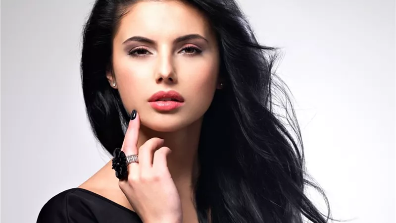 خطوات تطبيق مكياج مميز لصاحبات الشعر الأسود