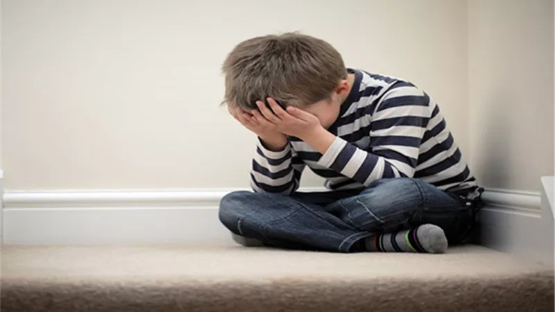 5 علامات تكشف أن طفلك يعاني من الحرمان العاطفي