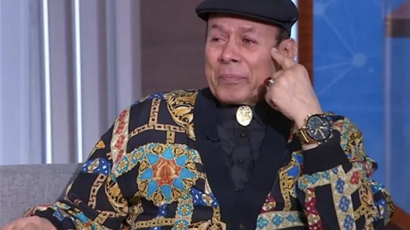 أحمد ماهر ينهار باكيًا على الهواء بسبب ابنه.. ويؤكد: أخوه مش كده