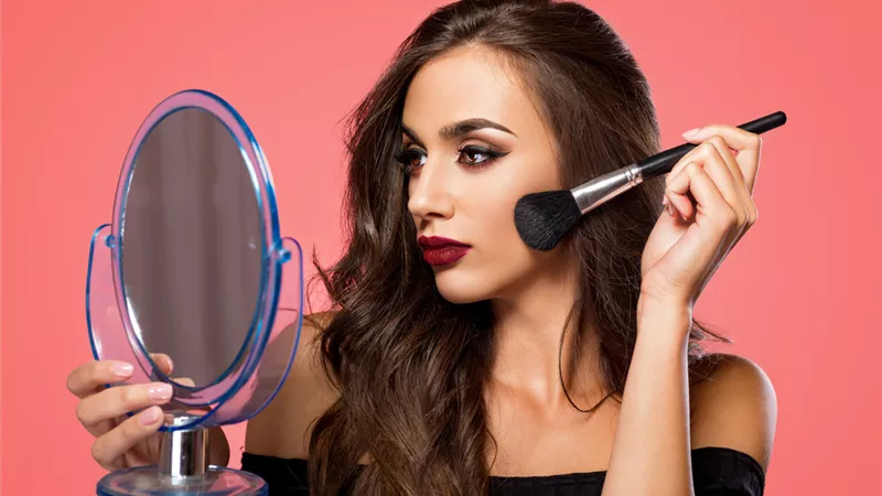 8 نصائح مكياج لجعل جبينكِ يبدو أصغر حجماً 