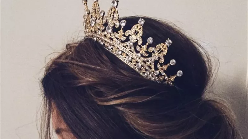 تفسير رؤية التاج في المنام للعزباء والمتزوجة