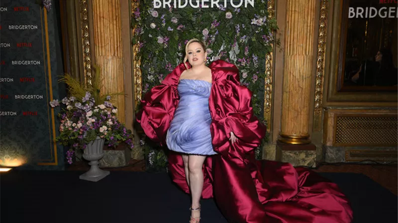 نجمة نتفليكس نيكولا كوجلان تتألق بلمسات لبنانية في عرض «بريدجيرتون» 