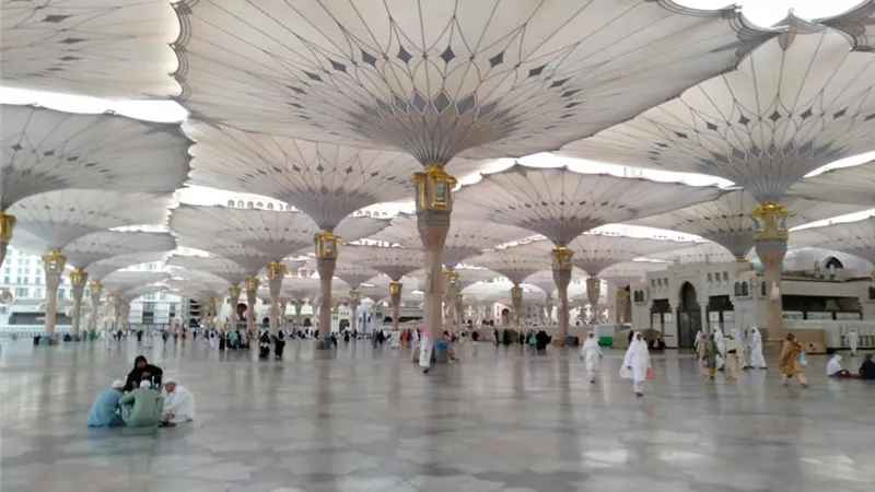 فيديو منقبة ترقص أمام الكعبة يشعل الغضب.. و7 ضوابط لحج السيدات