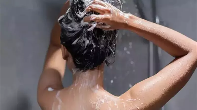  غسل الشعر بالشامبو يوميًا أم كل أسبوع.. أيهما أفضل؟