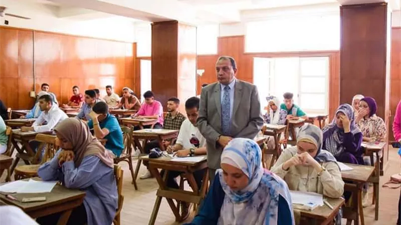 خريجة تؤدي الامتحان بدلا من طالبة سافرت للحج.. وتعليقات ساخرة من رواد السوشيال