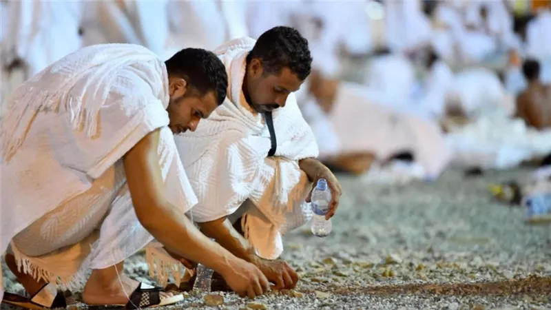 هل يجوز شرعًا أن تكون نفرة الحجيج من عرفات على مراحل؟ «الإفتاء تُجيب»