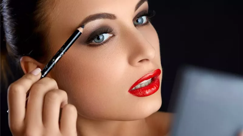طرق بسيطة لرسم الحواجب بالمكياج حسب شكل العين