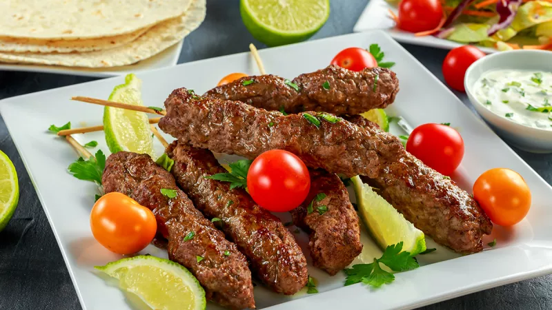 طريقة عمل الكفتة المشوية بالفرن في مطبخك