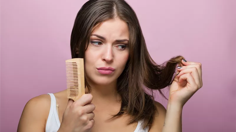 للفتيات.. 5 أسباب قد تؤدي إلى تساقط الشعر بشكل غزير 