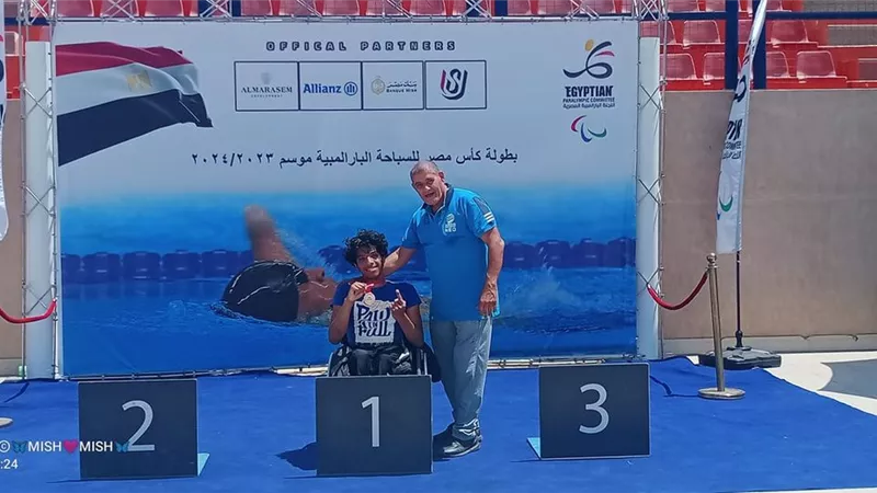 البطل السيناوي بشار محمد يفوز بذهبية بطولة كأس مصر للسباحة البارالمبية