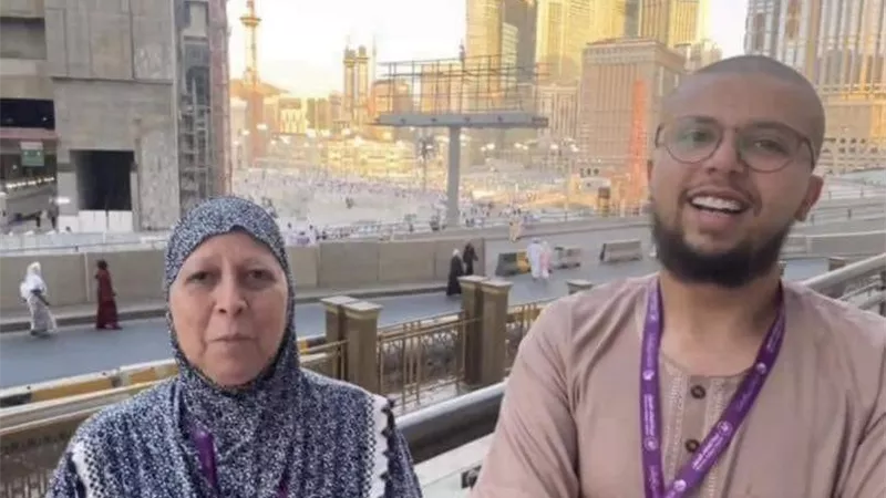  بكاء شاب يتحول إلى فرحة هستيرية أمام الحرم المكي بسبب والدته ،صور