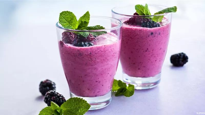 طريقة عمل سموثي الكرز و التوت الأسود