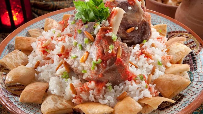 أكلات عيد الأضحى .. طريقة عمل فتة اللحمة بالخل والثوم