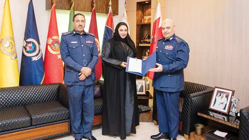 رئيس الأمن العام البحريني يكرم موظفة لتفانيها وإخلاصها في العمل