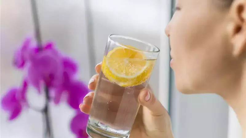  10 فوائد لشرب الماء الدافئ بالليمون على الريق