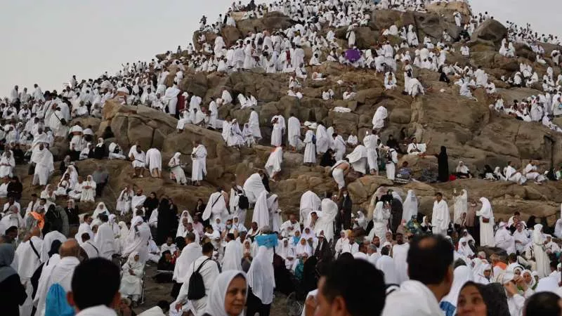 بث مباشر | ضيوف الرحمن يتوافدون على جبل عرفات ويواصلون مناسك الحج