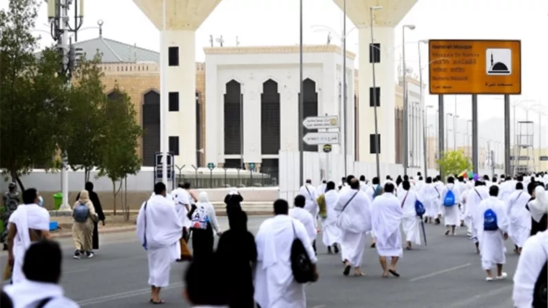 بث مباشر.. الحجاج يتوافدون على جبل عرفات ويواصلون مناسك الحج